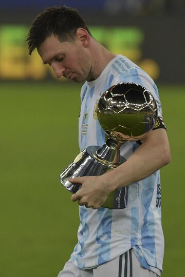 Leo Messi con el trofeo al mejor jugador de la Copa Am¨¦rica.