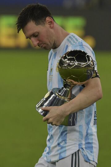 Leo Messi con el trofeo al mejor jugador de la Copa Amrica.