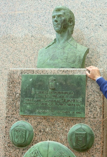 Fuengirola, M¨¢laga. El futbolista fuengirole?o tiene su busto en la plaza L¨®pez Yebra, situada en el centro del paseo mar¨ªtimo de la ciudad.