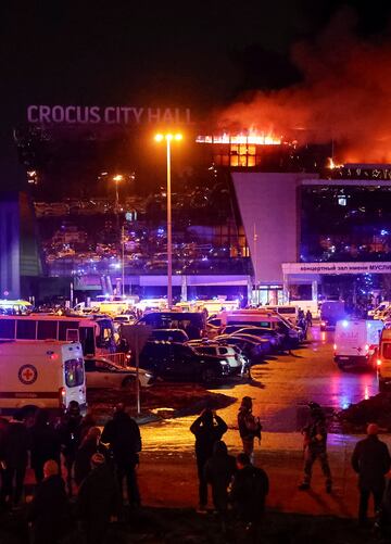 El Crocus City Hall, a las afueras de Moscú, en llamas tras el atentado perpetrado por un grupo de personas vestidas camuflaje y armas de asalto.