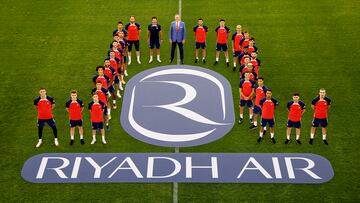 La plantilla del Atlético posa junto al nuevo patrocinador del equipo Riyadh Air.