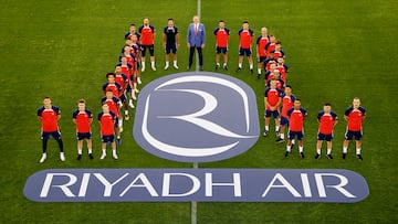 La plantilla del Atlético posa junto al nuevo patrocinador del equipo Riyadh Air.
