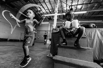Ryan Martinez es un luchador amateur de tan solo diez a?os que busca obtener su segundo cintur¨®n en la categor¨ªa de peso de 65 libras en una pr¨®xima pelea. Las fotograf¨ªas son un posado para ¡°Chapito's Boxing Gym.