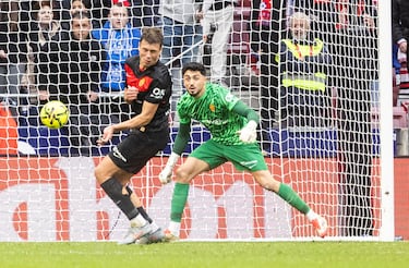 El portero del equipo bermellón está en un buen momento, a pesar de encajar tres goles. Aunque en esta ocasión sus intervenciones no permitieron a su equipo sumar tres puntos, es digna de ver su triple parda en la primera mitad del partido ante el Atlético.