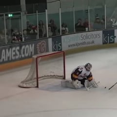 Petr Chech debuta como portero de hockey y se sale