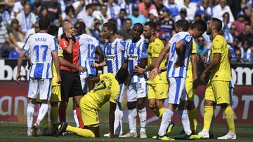 Los jugadores del Leganés protestan una decisión al colegiado.