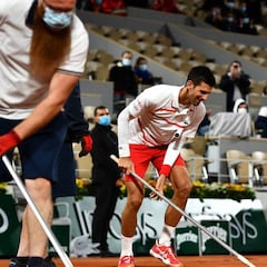 Djokovic ayuda a secar la pista en su partido contra Galán