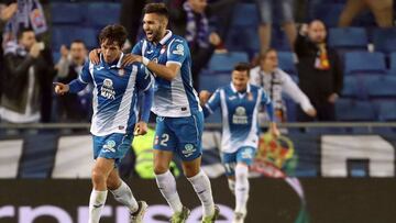 Los jugadores del Espa&ntilde;ol, el centrocampista Esteban Granero (i) y el defensa Marc Navarro (d), celebran el gol del primero con el que logran el empate ante el Villarreal, durante el partido de la vig&eacute;simo cuarta jornada de Liga que disputan