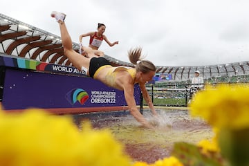 Lea Meyer, del equipo de Alemania, cae en el obstáculo de agua durante las eliminatorias de la carrera de obstáculos de 3000 metros femeninos en el segundo día del Campeonato Mundial de Atletismo Oregon 2022. 