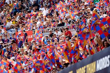 Seguidores blaugranas en la presentación de Robert Lewandowski como nuevo jugador del Fútbol Club Barcelona.