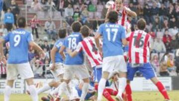 Tena del Almer&iacute;a pugna por un bal&oacute;n.