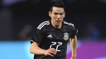 Hirving Lozano disputando un partido amistoso con Selección Mexicana.