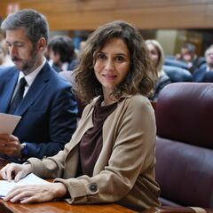 Isabel Díaz Ayuso celebra su cumpleaños mudándose a un piso con su pareja, Alberto González