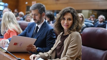 La presidenta de la Comunidad de Madrid, Isabel Díaz Ayuso, en un pleno de la Asamblea de Madrid, a 13 de octubre de 2023, en Madrid (Espa?a). El Pleno de la Asamblea ha comenzado con un minuto de silencio en memoria del parlamentario 'popular' Jorge García, que falleció ayer en un accidente de tráfico. Este homenaje se suma al acordado in extremis por los grupos en honor a las víctimas de los ataques efectuados por la organización terrorista Hamás en territorio israelí durante la madrugada del pasado 7 de octubre. La presidenta de la Comunidad de Madrid, ha mostrado desde el sábado su apoyo a Israel, que trasladó, entre otros, iluminando la sede del Ejecutivo autonómico, la Real Casa de Correos, con los colores de su bandera.
13 OCTUBRE 2023;MINUTO DE SILENCIO;PLENO;ASAMBLEA;SILENCIO;RESPETO;MEMORIA;HOMENAJE
Fernando Sánchez / Europa Press
13/10/2023