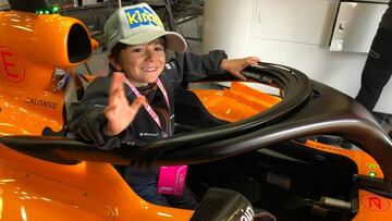 Joaquín, subido en el McLaren de Alonso.