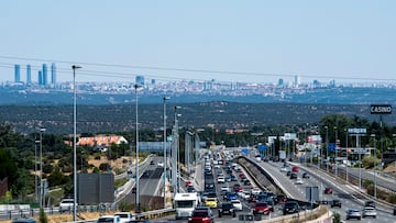 Atascos en la autovía A-6, a la altura de Galapagar, a 12 de julio de 2024, en Madrid (España). Hoy comienza la segunda operación salida del verano para la segunda quincena de julio. La Dirección General de Tráfico (DGT) ya informó el pasado 27 de junio de que este verano se producirán más de 94 millones de desplazamientos, un 0,4% más que en el periodo estival del pasado año. Según la DGT, cuando acabe julio se habrán producido 45,7 millones de desplazamientos, mientras que en agosto se prevén 48,3 millones.
12 JULIO 2024;VERANO;DGT;CARRETERAS;DESPLAZAMIENTOS
Mateo Lanzuela / Europa Press
12/07/2024