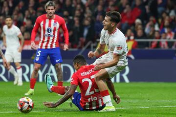El conjunto bilba¨ªno consigui¨® la victoria en el Metropolitano gracias a un gol de penalti que transform¨® Berenguer. La acci¨®n vino gracias a una dur¨ªsima entrada de Reinildo sobre Prados. Los jugadores del Athletic reclamaron que el VAR no expulsase a Reinildo por la entrada.
