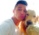 Alexis Sánchez comparte su pasión con su perro