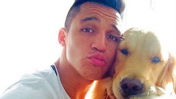 Alexis Sánchez comparte su pasión con su perro