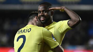 Villarreal&#039;s Congolese forward Cedric Bakambu celebrates a goal during the Spanish league football match Villarreal CF vs Real Sporting de Gijon at La Ceramica stadium in Villareal on April 28, 2017. / AFP PHOTO / JOSE JORDAN