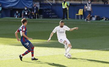 Benzema marca el definitivo 0-2 al Levante. 