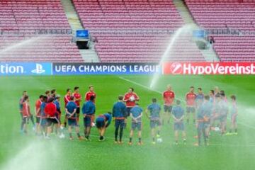 Hoy en día, el riego de la cancha es parte elemental para el buen funcionamiento de algunos equipos. Barcelona y Sevilla acostumbran regar sus respectivos terrenos de juego antes de su encuentro y al medio tiempo. Ayuda a que el césped sea más blando, favorezca el rápido rodar del balón para equipos acostumbrados al buen toque y velocidad con el esférico y mitigar el bote de la pelota. Algunos equipos, como sucedió con el Zacatepec de Don Nacho Trelles, utilizaban el riego de la cancha para que el equipo visitante viera disminuido su rendimiento, debido a que no se encontraba acostumbrado a la humedad que presentaba el terreno de juego y el sofocante efecto invernadero.