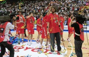 Pau Gasol, con muletas, celebra la victoria.