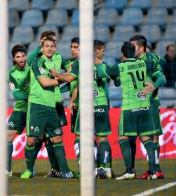 Los jugadores del Celta celebran el gol marcado por el brasileño Charles Barbosa, durante el partido de la jornada vigésima de la Liga de Primera División.