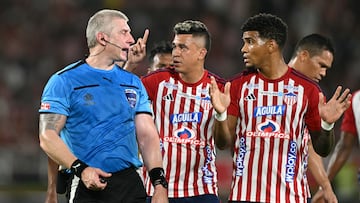 Brazilian referee Anderson Daronco (L) talks to Junior's midfielder Victor Cantillo (C) and Junior's defender Rafael Perez during the Copa Libertadores round of 16 second leg football match between Colombia's Junior and Chile's Colo Colo at the Metropolitano Roberto Melendez stadium in Barranquilla, Colombia, on August 20, 2024. (Photo by Luis ACOSTA / AFP) (Photo by LUIS ACOSTA/AFP via Getty Images)
