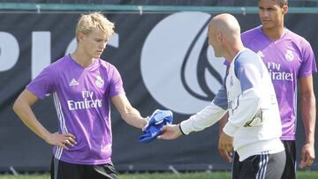 Odegaard, con Zidane.