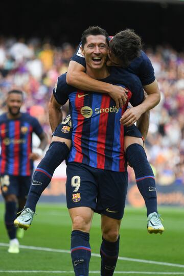 Lewandowski celebra el 3-0 al Elche.