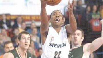 <b>IMPARABLE. </b>Bullock hizo de base y de escolta ayer en Sevilla.