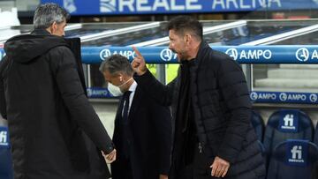 Diego Simeone con Imanol Alguacil en el Reale Arena.