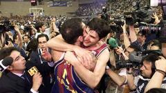 Bodiroga abraza a Roberto Due&ntilde;as despu&eacute;s de ganar la primera Copa de Europa en la historia del Barcelona de baloncesto.