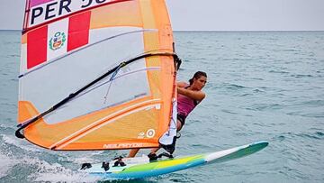 Mar&iacute;a Bel&eacute;n Bazo, windsurfista peruana clasificada para Tokio 2020.