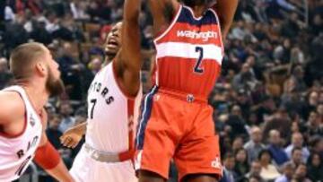 John Wall lanza ante Kyle Lowry.