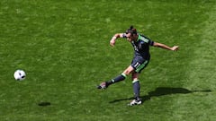 Gareth Bale lanza una falta en el partido de Gales frente a Inglaterra de la Eurocopa 2016.