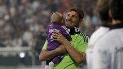Casillas sostiene a su hijo Martín durante la celebración de la Décima Champions.