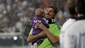 Casillas sostiene a su hijo Martín durante la celebración de la Décima Champions.