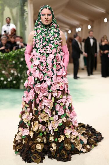 El productor Jordan Roth, con vestido de flores de la firma Valentino.