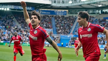 VITORIA, 09/02/2025.- Arambarri (i) celebra tras marcar un penalti durante el partido de LaLiga entre el Alavés y el Getafe este domingo en el estadio de Mendizorroza en Vitoria. EFE/ L. Rico