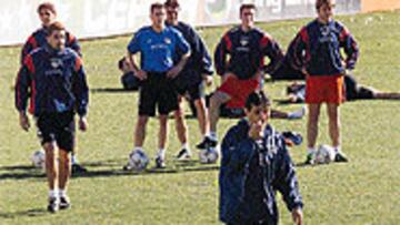 <B>TOMÓ EL MANDO Y CONVERSÓ</B>. Gustavo Benítez se ha hecho cargo del Rayo oficialmente. El técnico paraguayo tomó la dirección del equipo franjirrojo en un entrenamiento en el que habló con los jugadores.