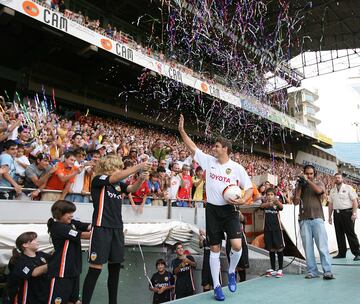 Joaquín fue el fichaje más caro de un Valencia que esos años contaba en su plantilla con grandes jugadores como Silva y Villa, y jugadores contrastados Baraja, Albelda o Cañizares.