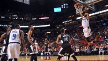 Tyson Chandler machaca ante la mirada de Shabazz Napier.