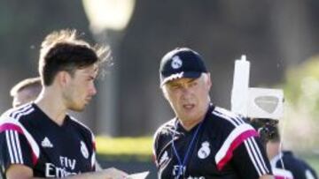 EN UCLA. Ancelotti, junto a su hijo Davide, que estos días tiene más protagonismo sin Mauri.