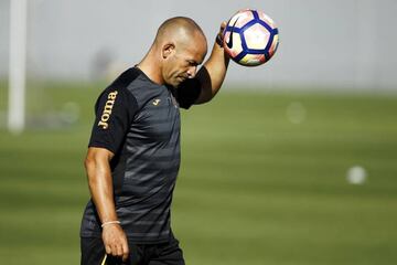 Paco Jémez, en un entrenamiento del Granada.