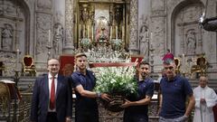 Castro, Rakitic, Navas y Mendilibar, en la ofrenda a la Virgen de los Reyes.