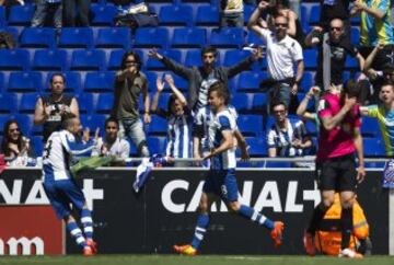 Alegría de los jugadores del RCD Espanyol Stuani (i) y Sergio García (c), durante el partido frente a la UD Almería, correspondiente a la 35ª jornada de Liga BBVA, disputado esta mañana en Cornellá-El Prat. 