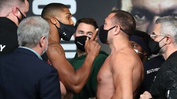 Anthony Joshua y Kubrat Pulev en el pesaje previo a su combate.