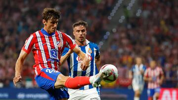 MADRID, 28/08/2024.- El defensa del Atlético Robin Le Normand (i) juega un balón ante Javi Puado, del Espanyol, durante el partido de la tercera jornada de LaLiga que Atlético de Madrid y RCD Espanyol disputan hoy miércoles en el estadio Metropolitano. EFE/Mariscal